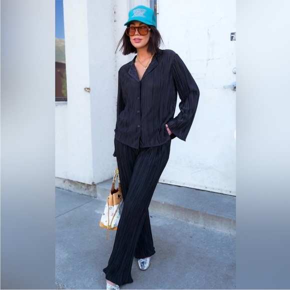 Dressed in LALA Black Wide Leg plisse pant - Picture 3 of 8